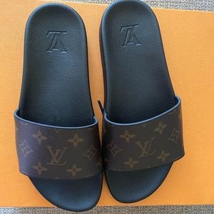 LV waterfront mule